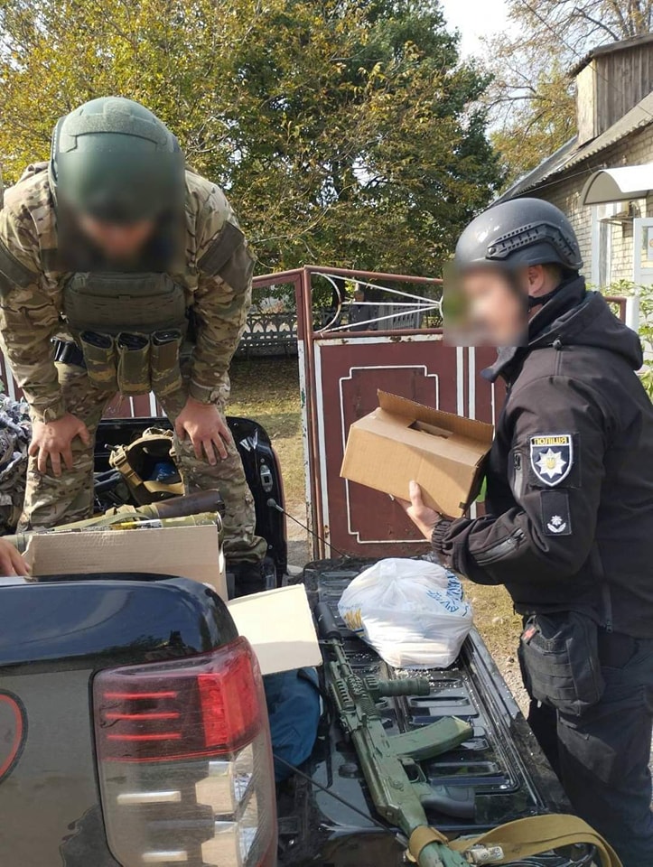 Поліцейські Херсонщини допомагають людям, які живуть під щоденними обстрілами російської армії.