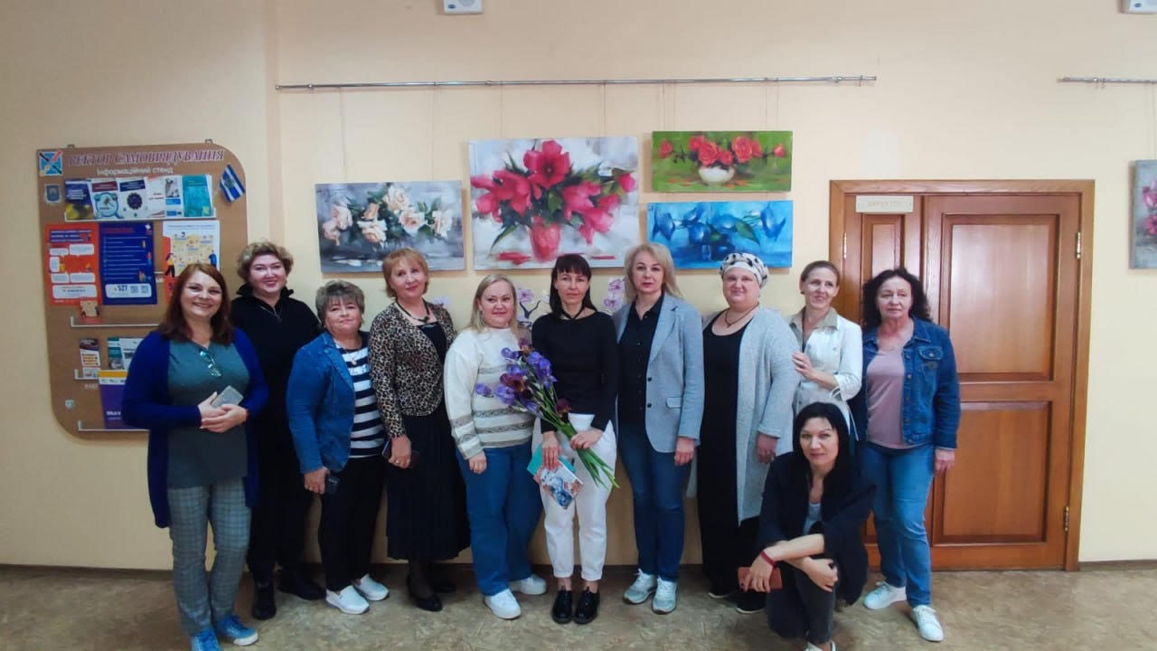 У херсонській бібліотеці відкрили виставку членкині Спілки художників України Яни Голуб’ятникової “Квітучий настрій”