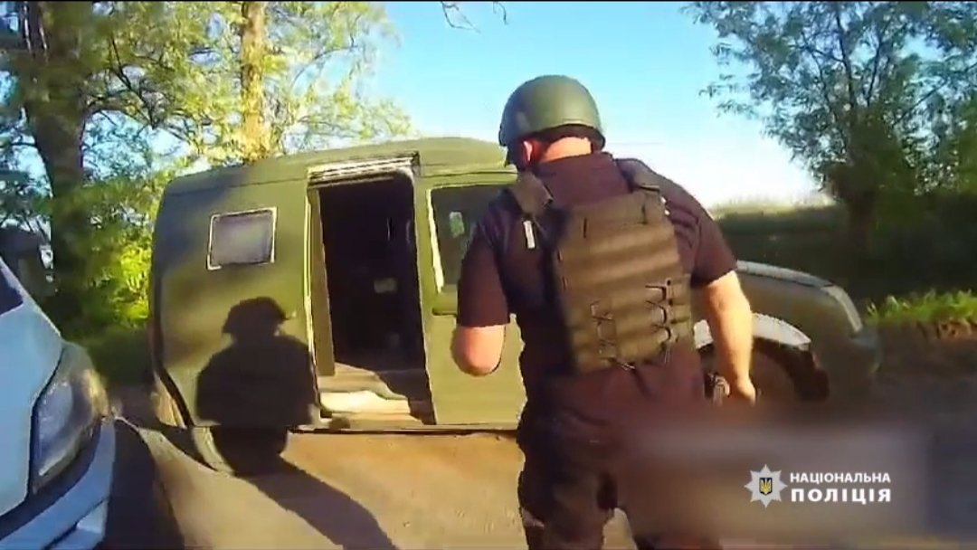 На Херсонщині поліцейські евакуювали з-під обстрілів пораненого чоловіка (відео)