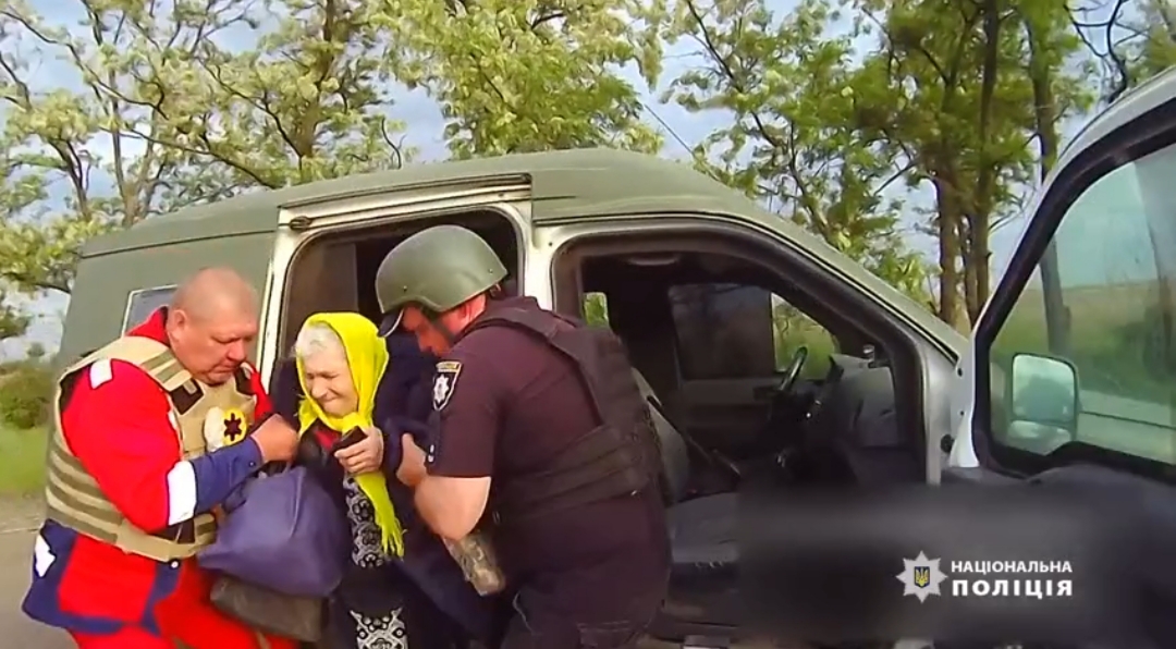 На Херсонщині поліцейські евакуювали із зони обстрілів поранену стареньку (відео)