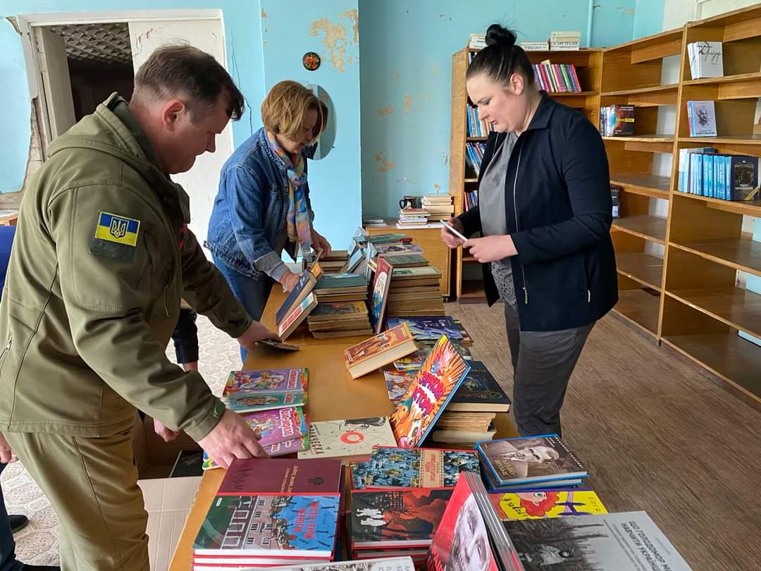 На Бериславщину передали книжки, які збирали жителі інших регіонів