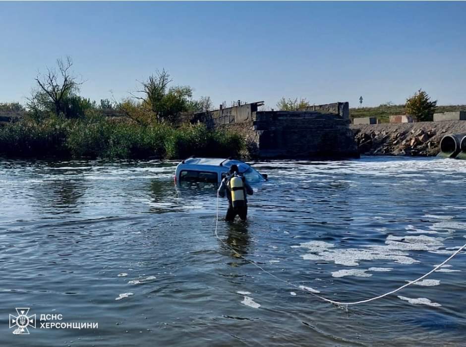 На Херсонщині з річки дістали тіло загиблого та автівку