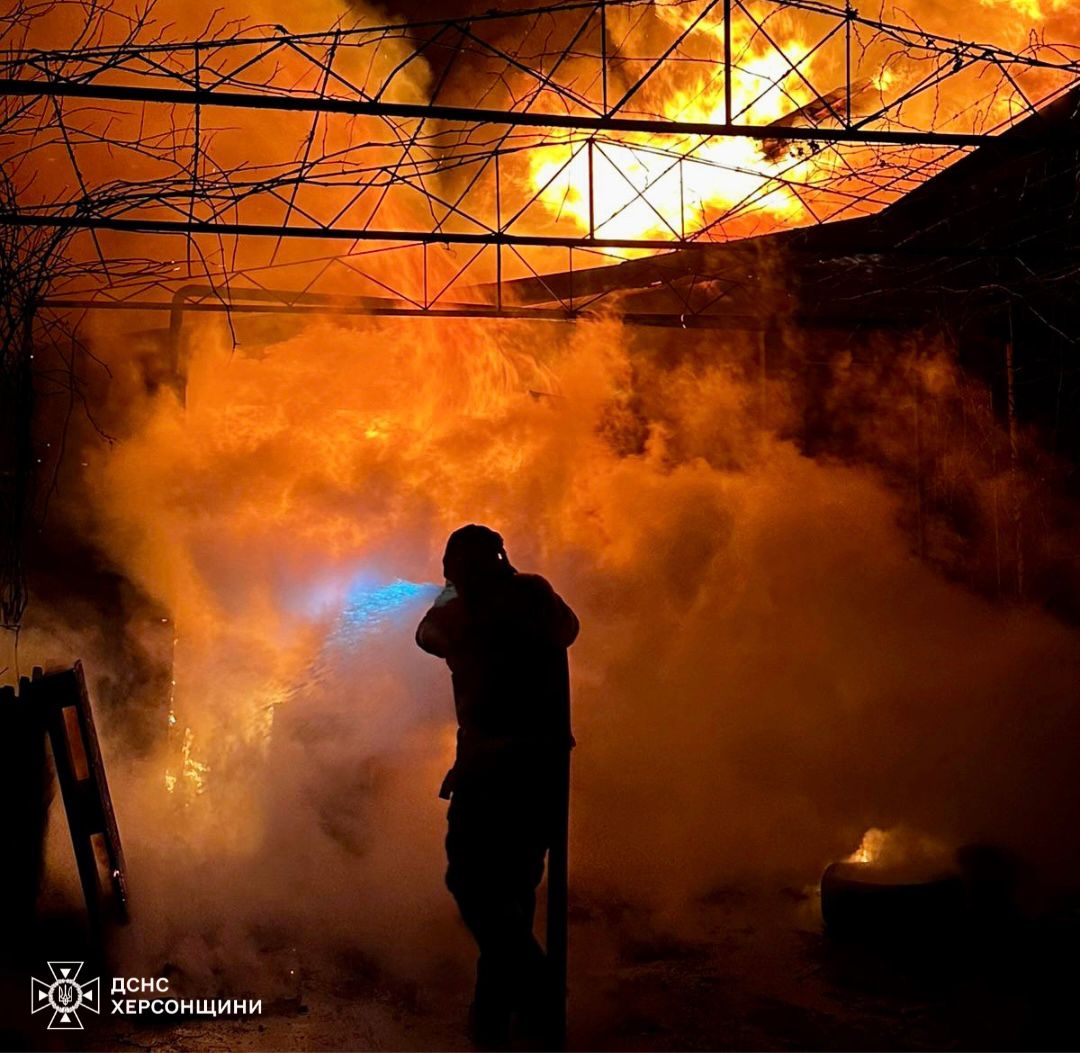 Рятувальники Херсонщини ліквідували дві пожежі після ворожих обстрілів