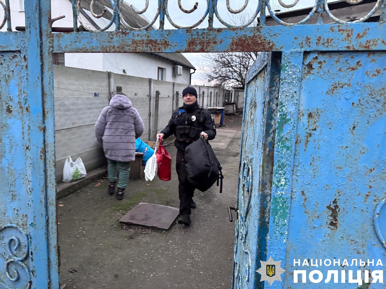 Херсонські ювенальні поліцейські евакуювали матір із сином із небезпечних Комишан