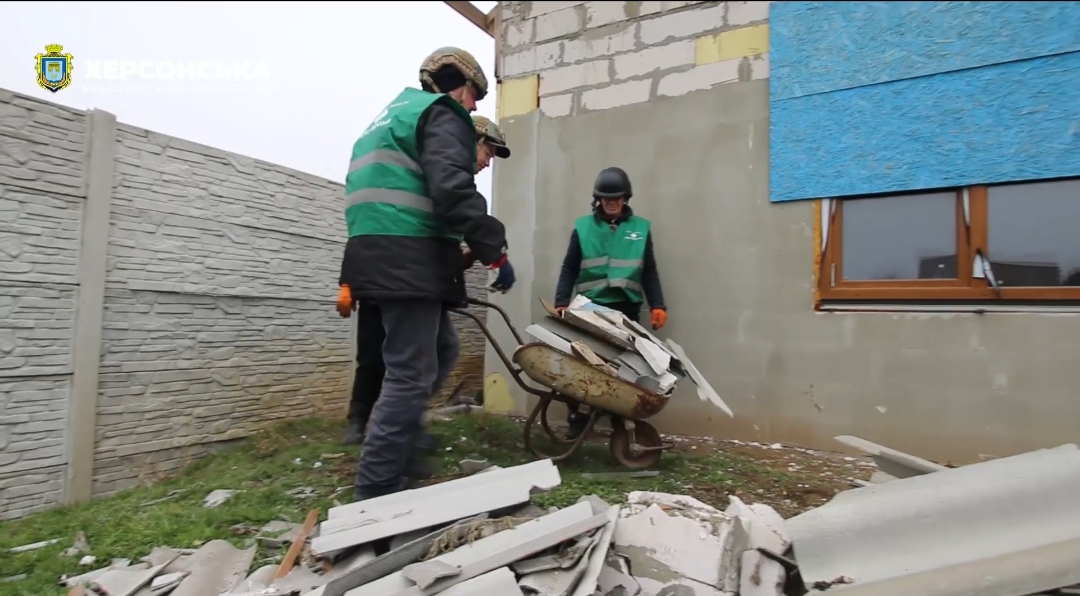 У Херсонській громаді наслідки ворожих обстрілів щодня ліквідовують 8 мобільних бригад комунальників