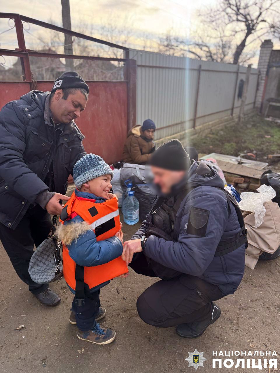 На Херсонщині евакуювали дві багатодітні родини із зони обстрілу