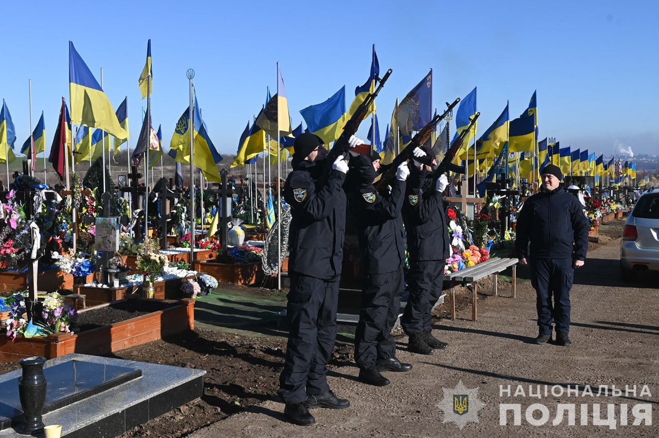 У Запоріжжі попрощалися з поліцейськими-вибухотехніками, які загинули під час розмінування на Херсонщині