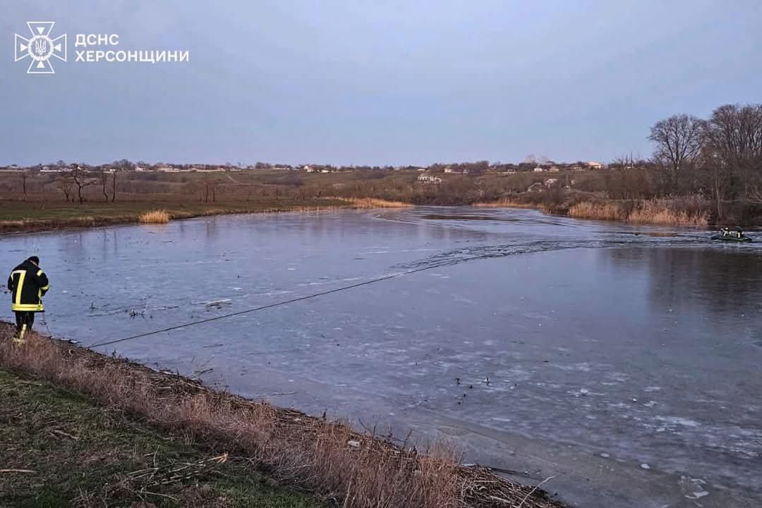 На Херсонщині компанія дітей провалилася під кригу – тривають пошукові роботи