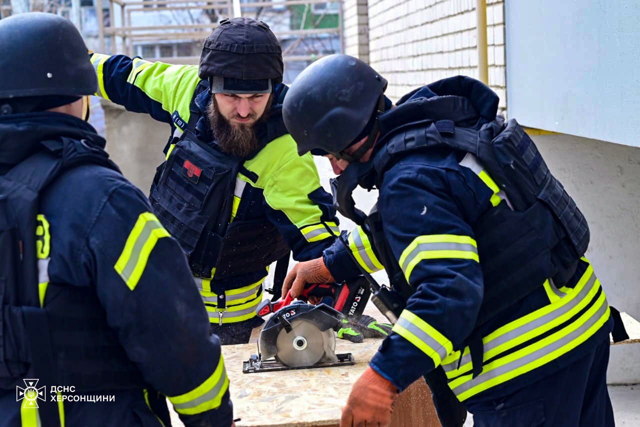 У Херсоні триває ліквідація наслідків російського авіаудару по багатоповерхівці