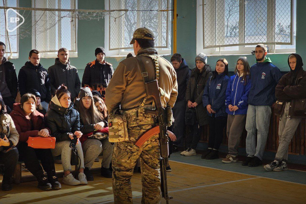 У школярів лівобережжя виховують «поважне ставлення до військової служби»