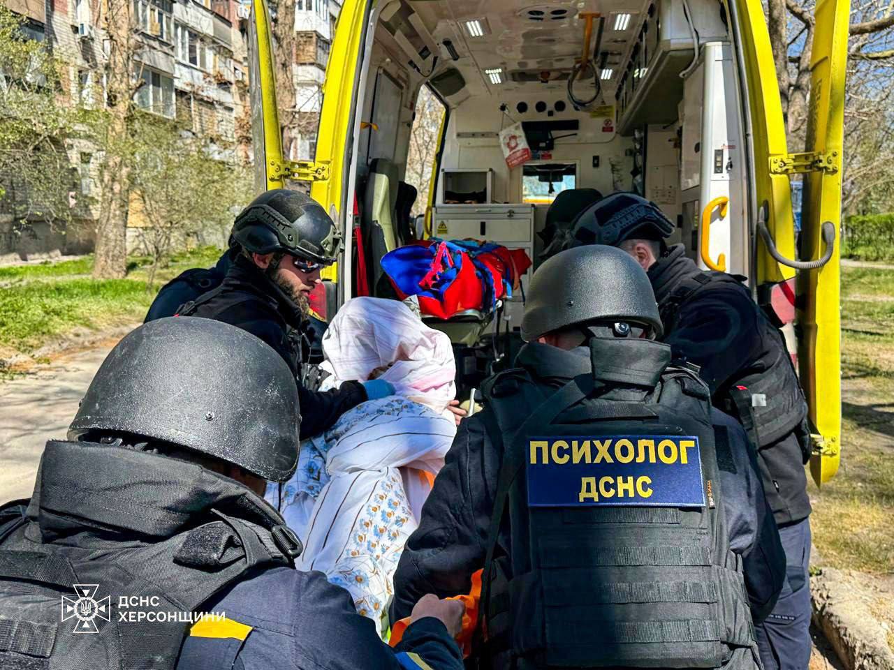 Із “червоної зони” Херсона евакуйовано двох літніх жінок