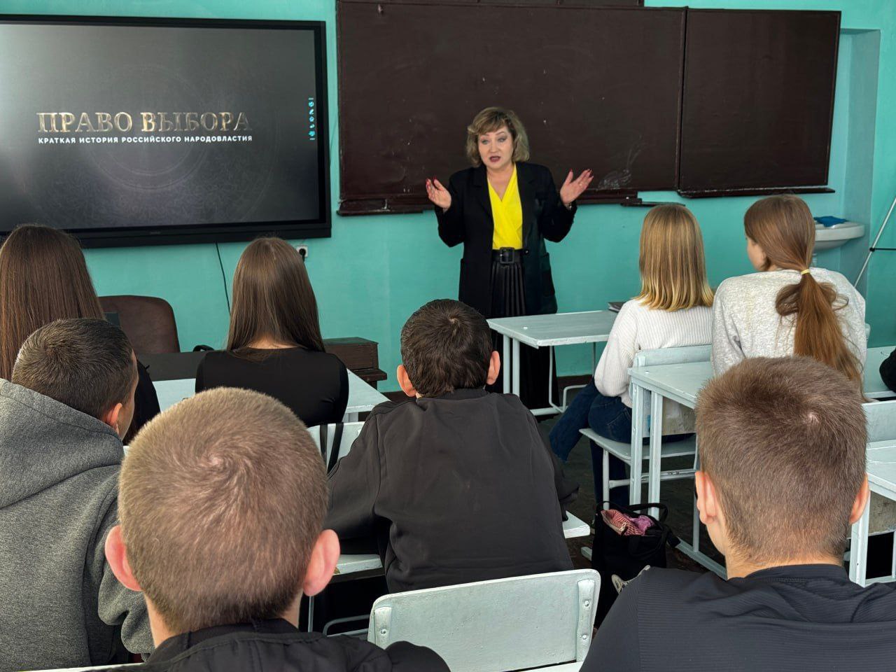 Члени окупаційних виборчкомів активно допомагають загарбникам