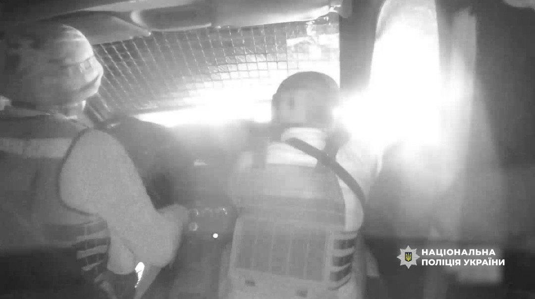 На Херсонщині російський дрон атакував евакуаційне авто поліції