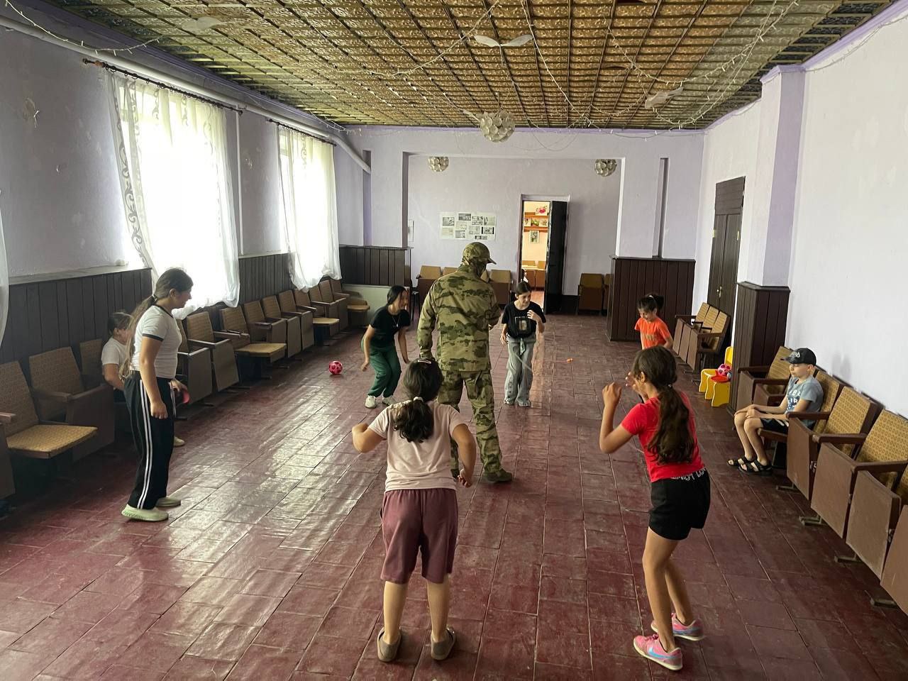 Куди російський «патріотизм» для школярів зникає під час літніх канікул?