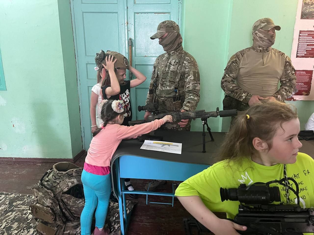 Окупанти привчають до зброї навіть вихованців дитсадків