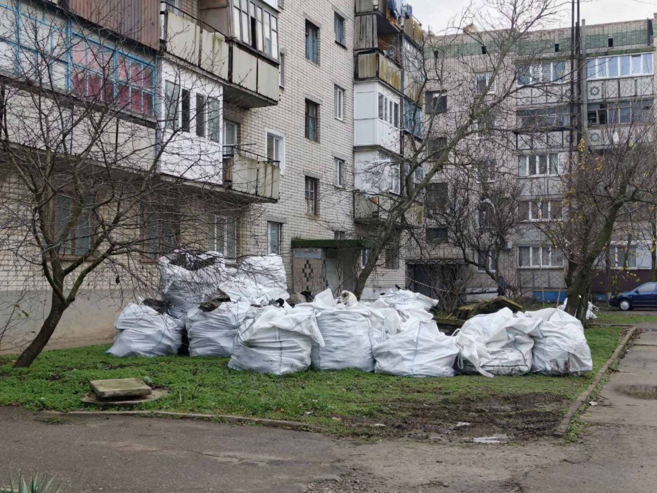 Окуповані Генічеськ і Арабатська Стрілка потопають у смітті