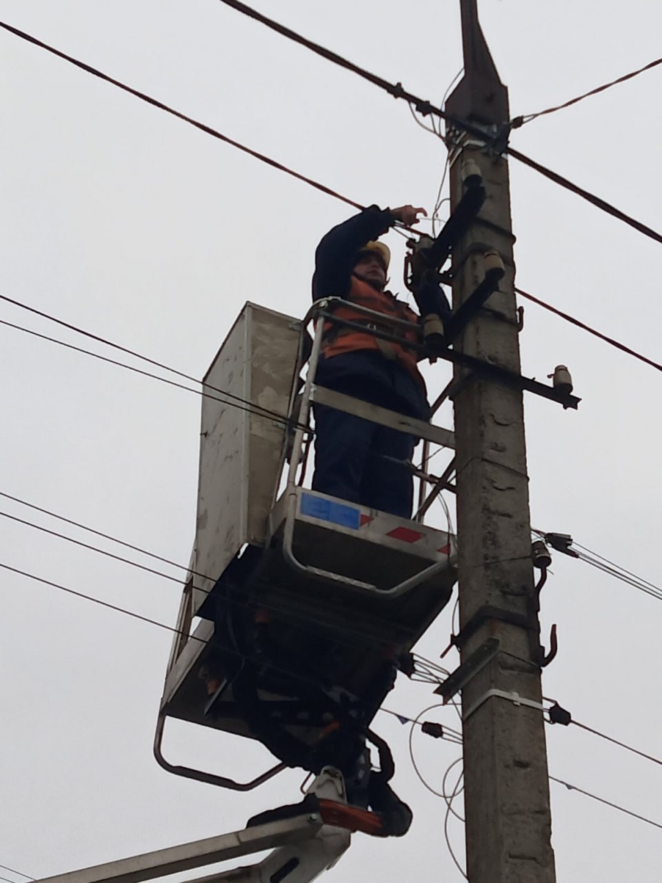 Героїчні комунальники Херсона повертають місту життя